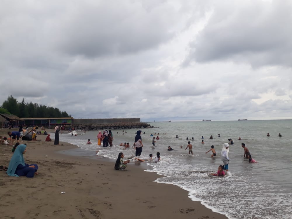 Objek wisata pantai Pelabuhan Krueng Geukuh Aceh Utara dipadati pengunjung