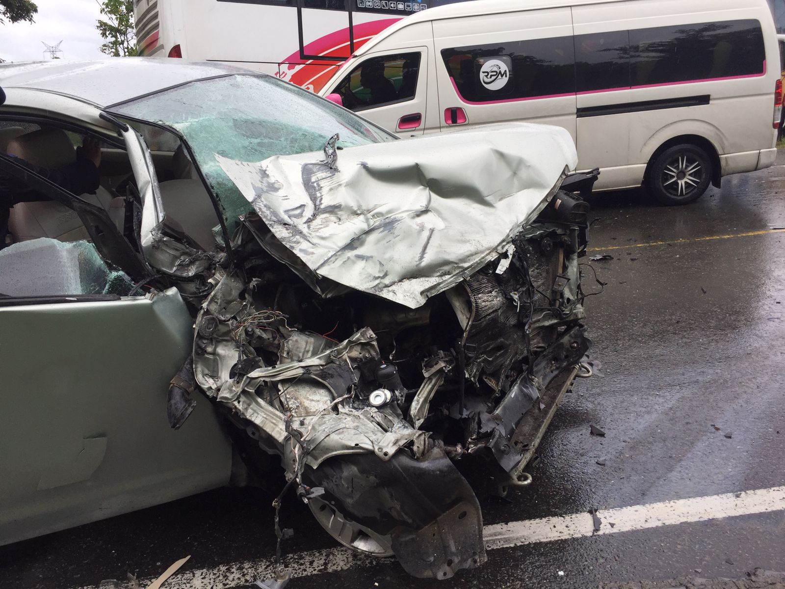 Mobil Innova Seruduk Bus Pelangi di Lembah Seulawah