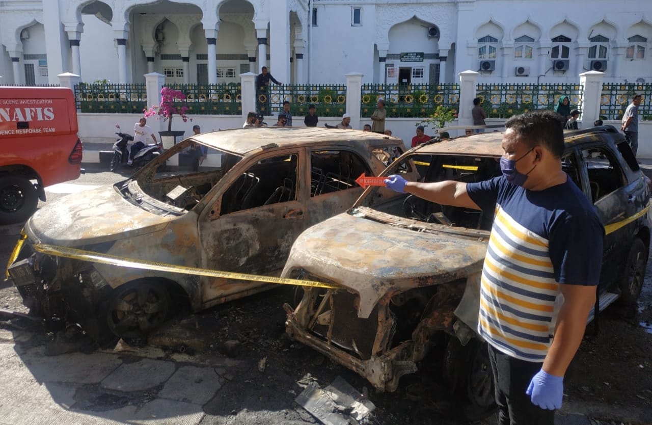 Kebakaran Mobil Didepan Masjid Raya Baiturrahman Murni Korsleting