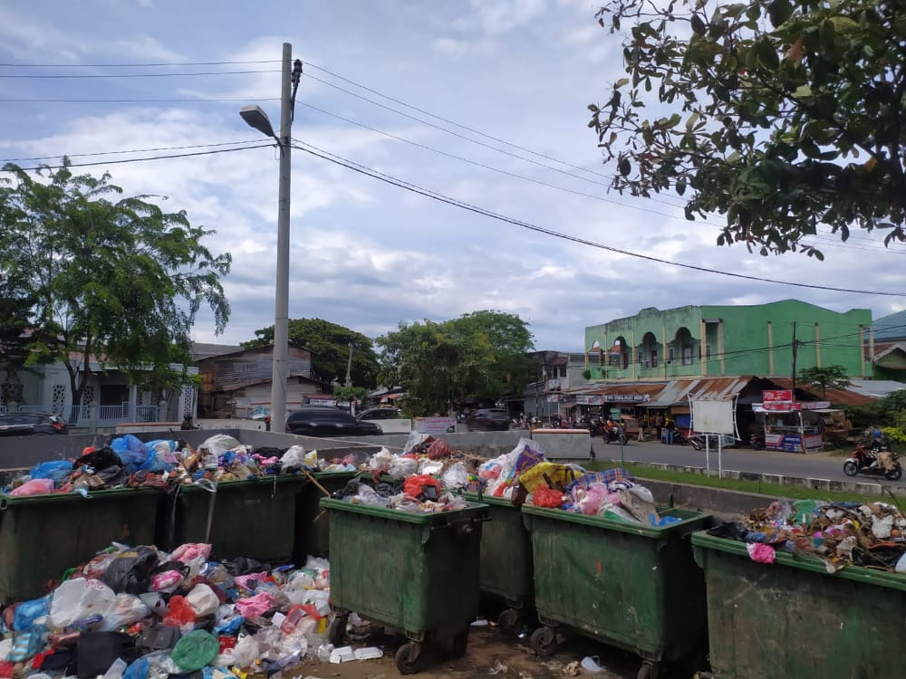 Lokasi Tempat Pembuangan Sampah Tidak Strategis, Pedagang Rukoh Mengeluh