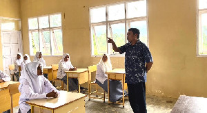 Kadisdik Aceh Minta Guru dan Tendik Bersyukur Meski Ditempatkan di Sekolah Terpencil