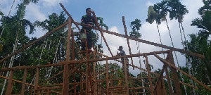 Anggota Satgas TMMD Bersama Warga Kebut Pengerjaan RTLH di Aceh Utara
