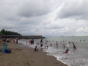 Objek wisata pantai Pelabuhan Krueng Geukuh Aceh Utara dipadati pengunjung
