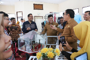 Kadisdik Tinjau Hasil Kerajinan Tangan Pelajar SMKN 1 Masjid Raya Aceh Besar