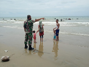 Antisipasi Kecelakaan Laut, Babinsa Koramil 16/Peudawa Imbau Pengunjung Pantai Kuala Berhati-hati