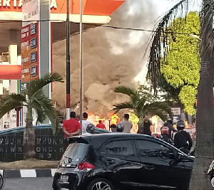 Mobil Panther Terbakar di SPBU Batoh