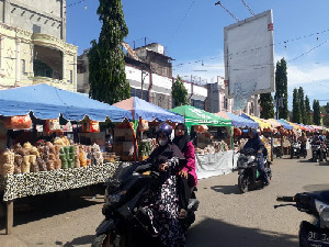 Pedagang Kue Ramaikan Pasar Krueng Geukuh, Aceh Utara