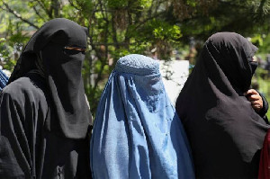 Semua Perempuan Afghanistan Diperintahkan Taliban Gunakan Burqa