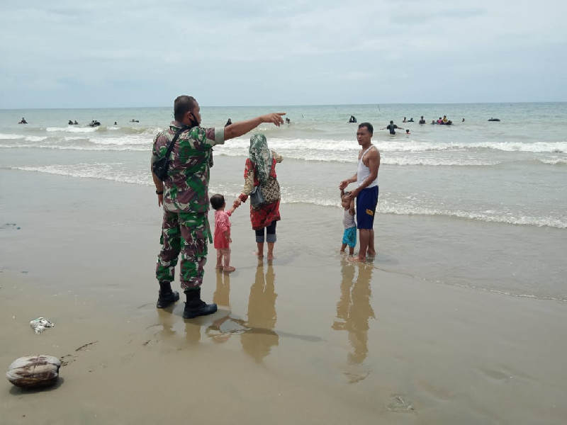 Antisipasi Kecelakaan Laut, Babinsa Koramil 16/Peudawa Imbau Pengunjung Pantai Kuala Berhati-hati