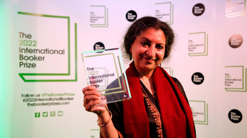 Geetanjali Shree Jadi Penulis India Pertama Menangkan International Booker Prize