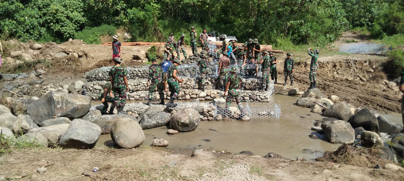 Satgas TMMD Bangun Jembatan Penghubung Tiga Desa di Bener Meriah