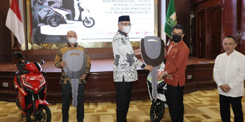 Dukung Kinerja, Gubernur Aceh Serahkan Motor Listrik untuk 23 Kabupaten/Kota