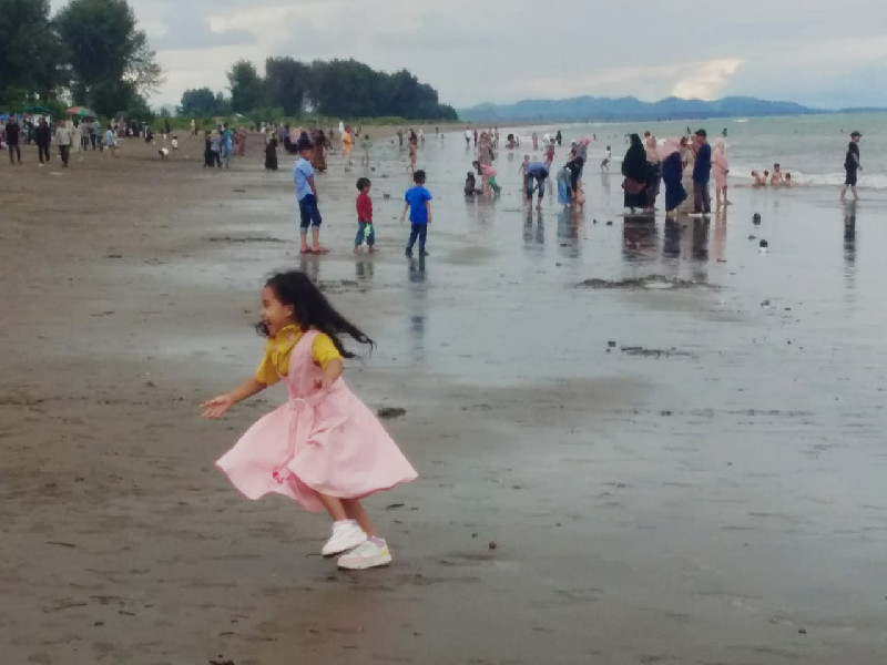 Liburan Idul Fitri, Pantai Manohara di Pidie Jaya Dipadati Pengunjung