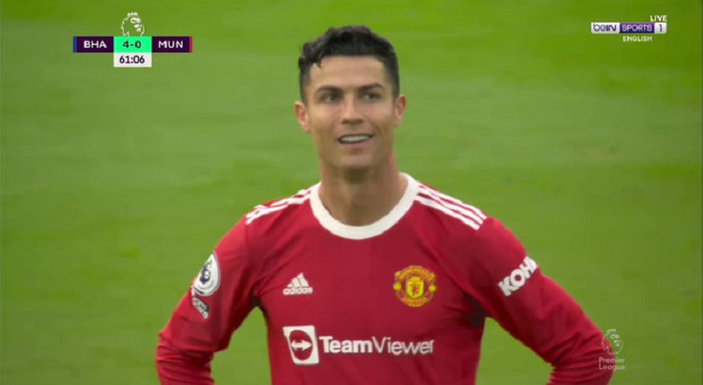 Tertangkap Kamera, Ronaldo Tertawa Melihat MU Dibantai Brighton