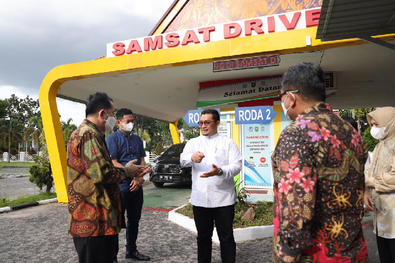 Tinjau Samsat Drive Thru Riau, Dirjen Bina Keuda Kemendagri: Inovasi Berbasis Digital