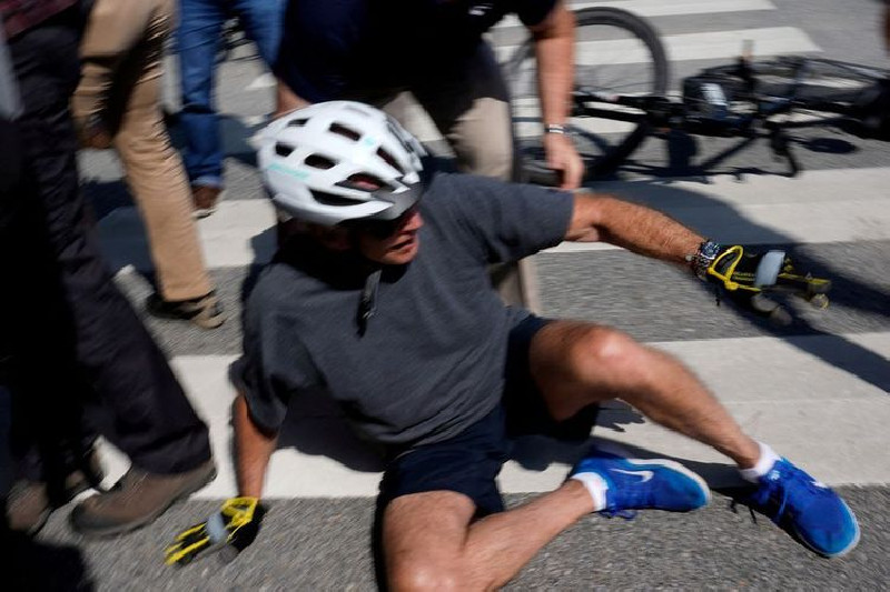 Presiden AS Kecelakaan Terjatuh Dari Sepeda