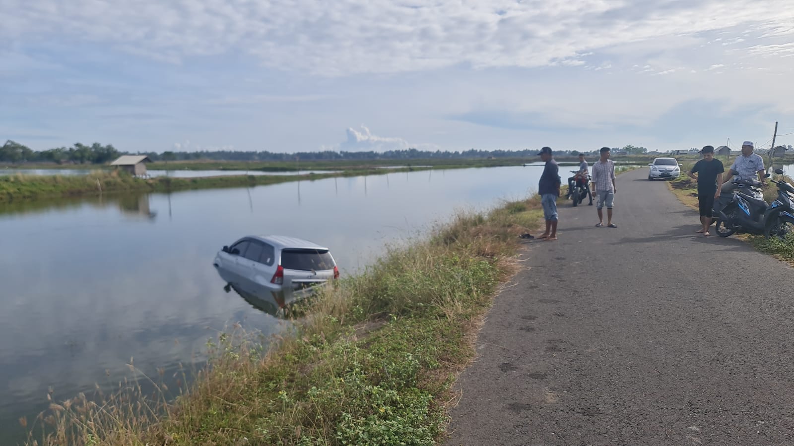 Hilang Kendali, Mobil Warga Cot Puuk, Peusangan Nyemplung ke Tambak
