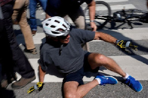 Presiden AS Kecelakaan Terjatuh Dari Sepeda