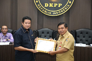 Sekjen Kemendagri Terima Penghargaan dari DKPP