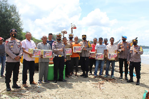 Jelang Hari Bhayangkara, Polres Aceh Jaya Salurkan Ratusan Bansos