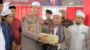 Kapolda Aceh Salurkan Bansos untuk Dayah di Pidie