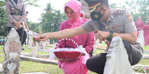 Peringati HUT Ke-76 Bhayangkara,Kapolres Lhokseumawe Tabur Bunga di TMP Blang Panyang