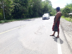 Jalan Nasional di Padang Tiji Rusak dan Bergelombang, Warga Minta Diperbaiki