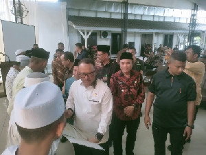 Kajati Aceh Serahkan 30 Sertipikat Tanah Wakaf, Kakankemenag Pidie Jaya Berikan Apresiasi