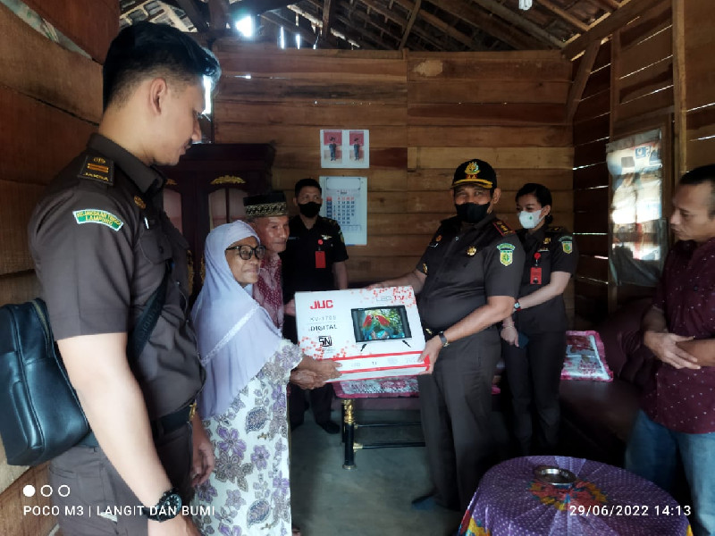 Kajari Lampung Utara Hadiahkan Satu Unit TV kepada Korban Kasus Pengancaman