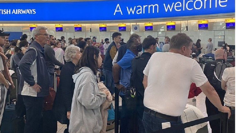 Pembatalan Penerbangan di Bandara Heathrow Sebabkan Antrean Panjang dan Kekacauan