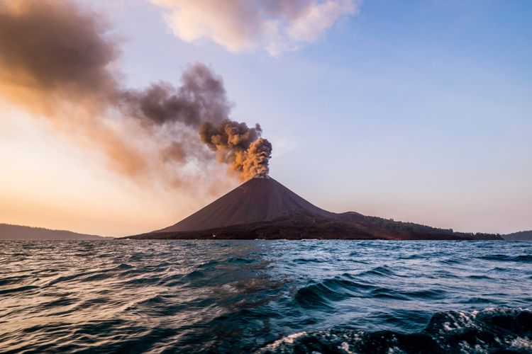 Gunung Anak Krakatau Erupsi, Masyarakat Diimbau Jauhi Radius Bahaya