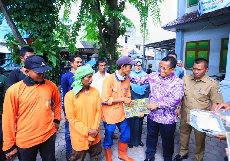 Wali Kota Aminullah Salurkan Zakat Kepada 606 Petugas Kebersihan