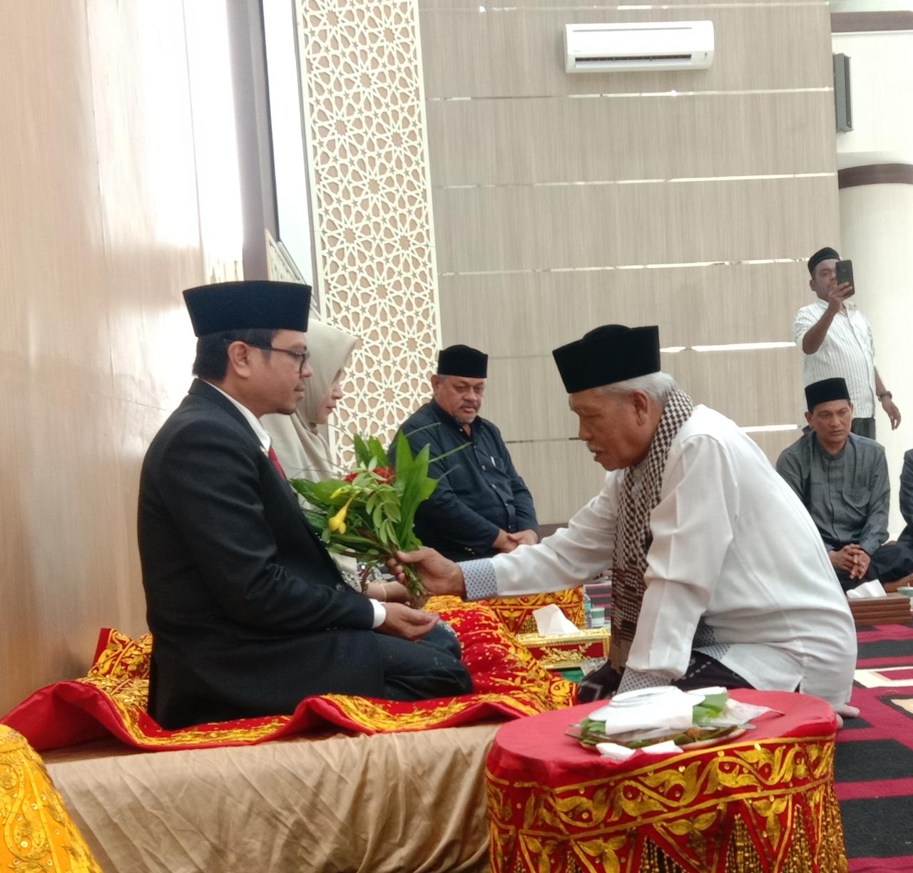 Sambut Pj Bupati Azwardi Abdullah, DPRK Aceh Utara Lakukan Peusijuek