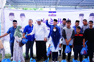 Ketua DPD Demokrat Aceh Serahkan Daging Qurban Untuk Anak Yatim