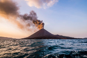 Gunung Anak Krakatau Erupsi, Masyarakat Diimbau Jauhi Radius Bahaya