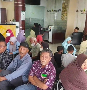 Gangguan Jaringan, Nasabah Bank Aceh Syariah Bireuen Harus Menunggu Berjam-Jam