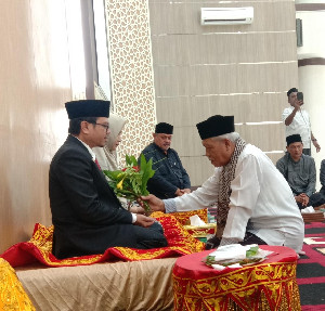 Sambut Pj Bupati Azwardi Abdullah, DPRK Aceh Utara Lakukan Peusijuek