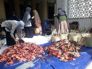 Rumah Amal Masjid Jamik USK Salurkan 454 Paket Kurban ke Mustahik