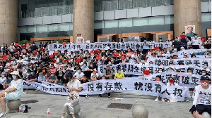 Rp89,8 Triliun Dana Dibekukan, Ratusan Warga Protes Perbankan China