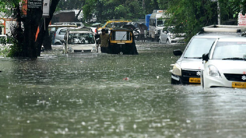 Hujan Deras Buat Kota India Macet