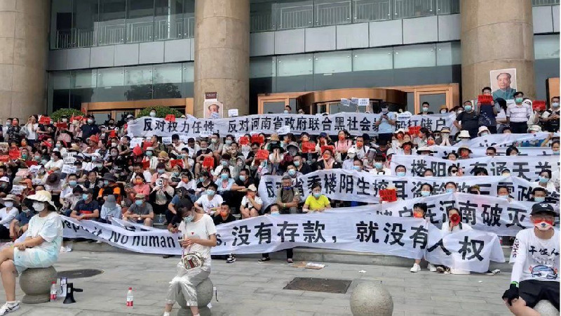 Rp89,8 Triliun Dana Dibekukan, Ratusan Warga Protes Perbankan China