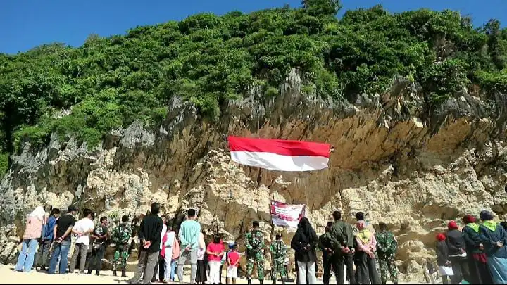 Bendera Merah Putih Raksasa Berkibar di Tebing Pantai Lampuuk Aceh Besar