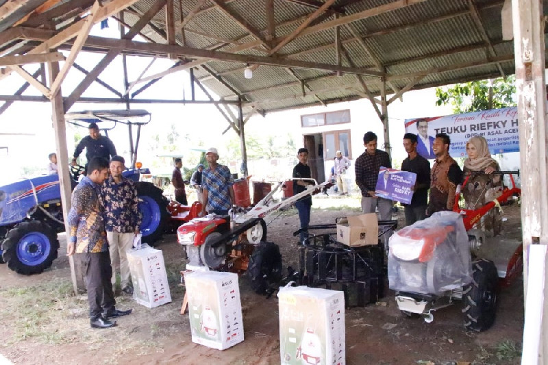 Teuku Riefky Harsya Serahkan Bantuan Alsintan Kepada Pemkab Aceh Besar