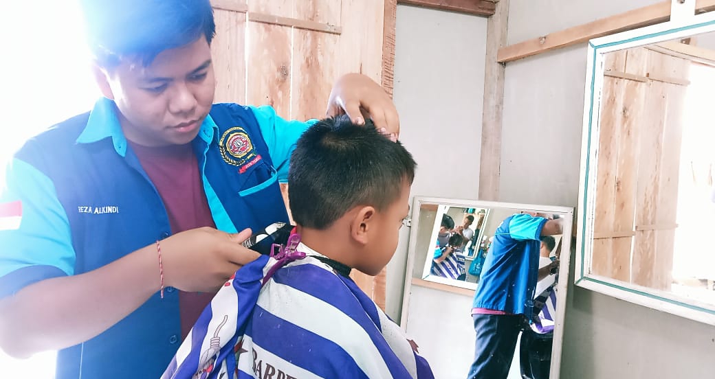 Karang Taruna Desa di Aceh Tamiang Gelar Pangkas Rambut Gratis