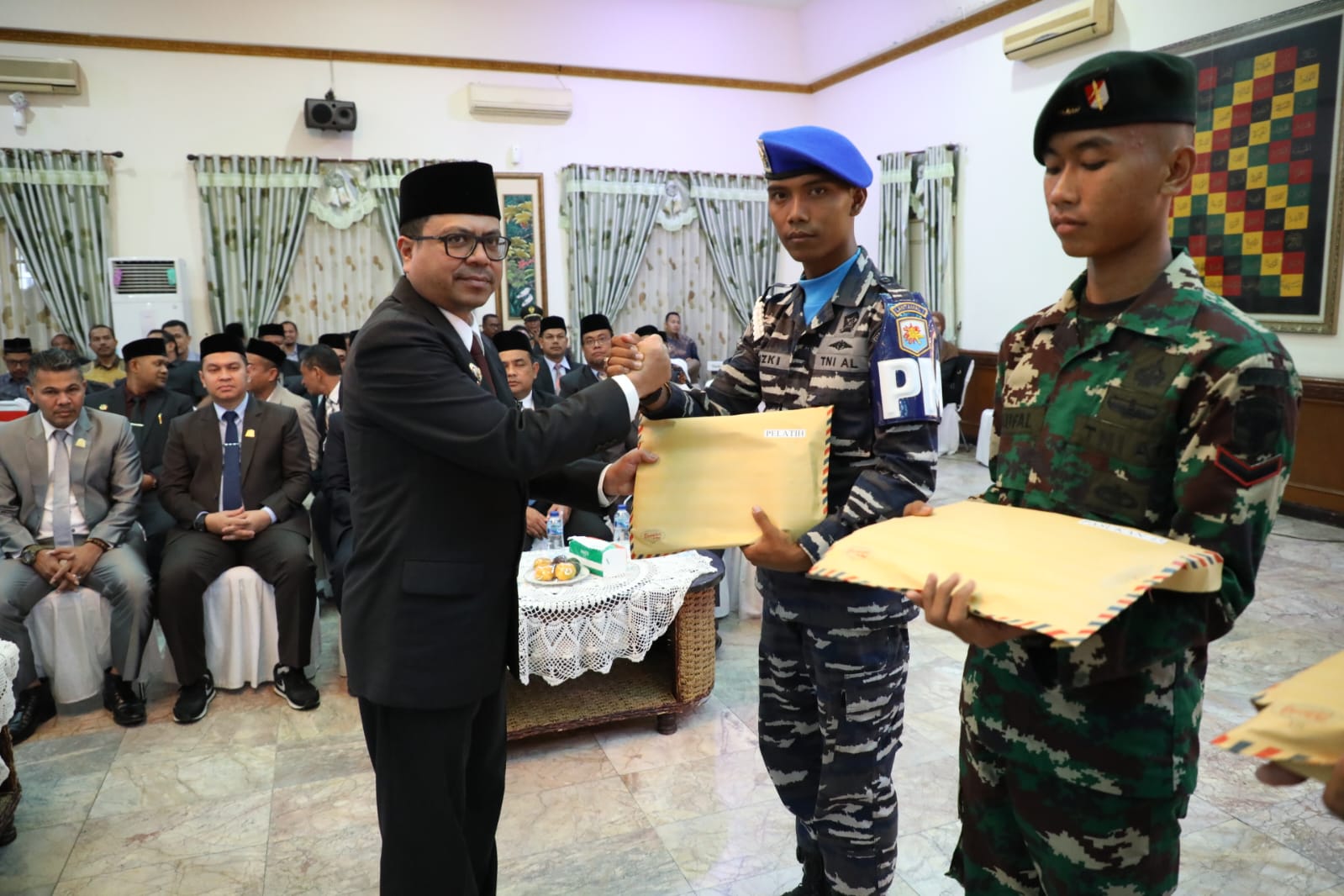 Pj Bupati Aceh Utara Sampaikan Apresiasi dan Serahkan Penghargaan untuk Paskibra HUT ke-77 RI