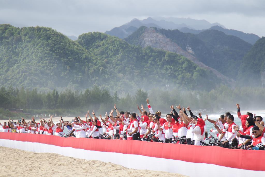 Kapolda Aceh Bentangkan Bendera Merah Putih di Pantai Lhoknga