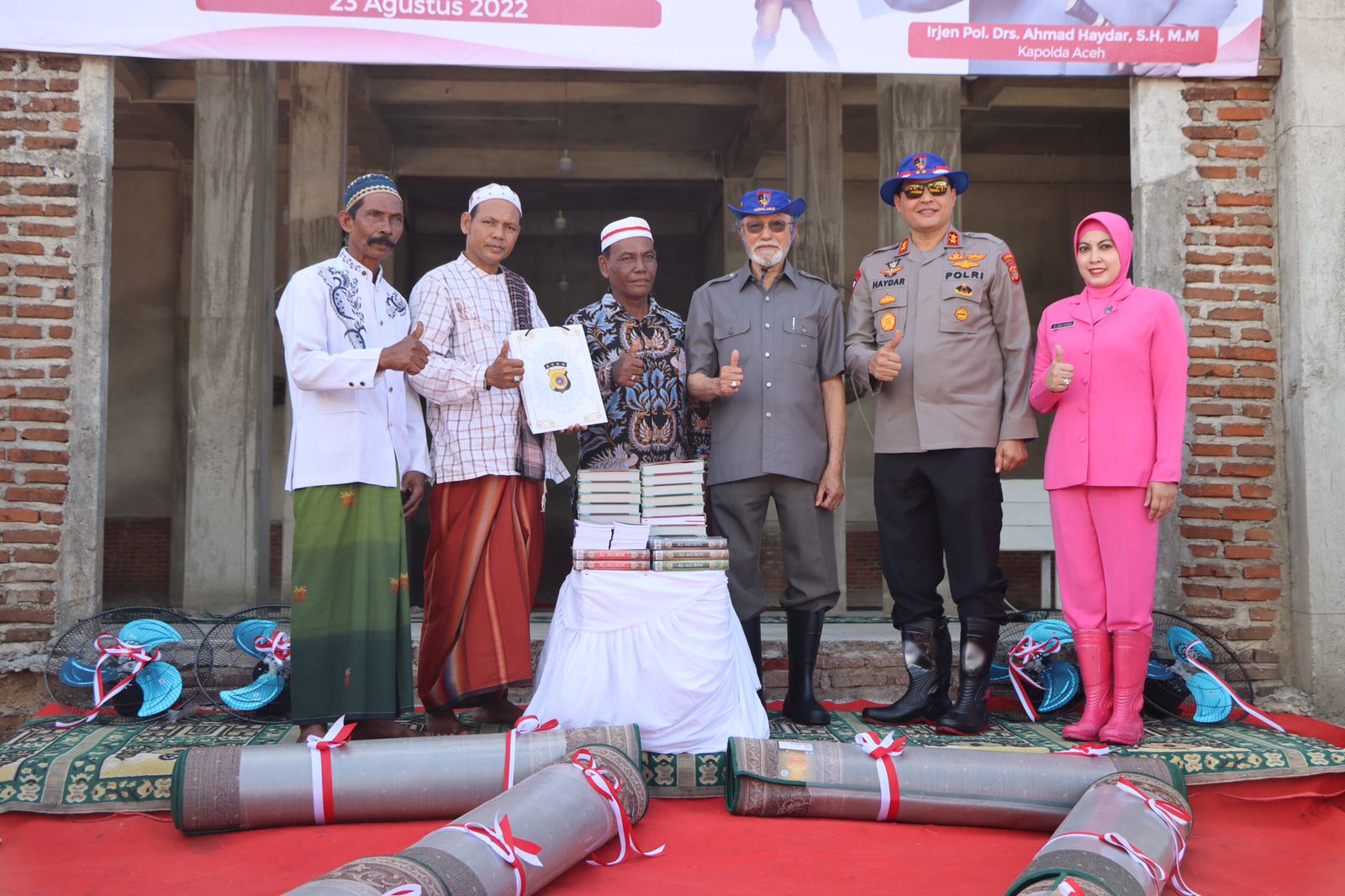 Kapolda Aceh Salurkan Bantuan untuk Masjid Al-Munawarah Alue Naga
