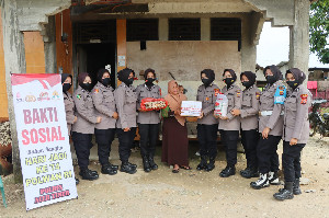 Polwan Polres Aceh Timur Bagikan Sembako untuk Warga Kurang Mampu