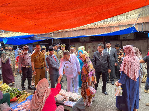 Hari Pertama Tiba di Abdya, Darmansyah Langsung Tinjau Pasar