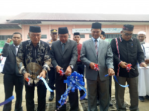 Kakanwil Kemenag Aceh Resmikan Koperasi Pelajar Putri Dayah Perbatasan Darul Amin